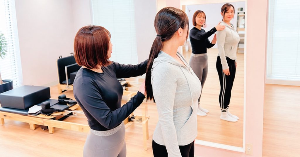 姿勢を確認しながらピラティスに取り組む人たち
